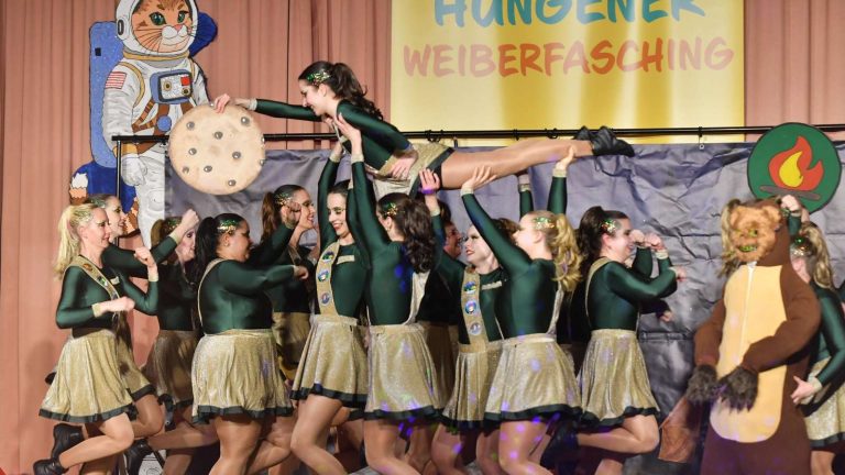 Mehr über den Artikel erfahren 111 Akteure begeistern beim Weiberfasching des HCV mit Galaxie-Show